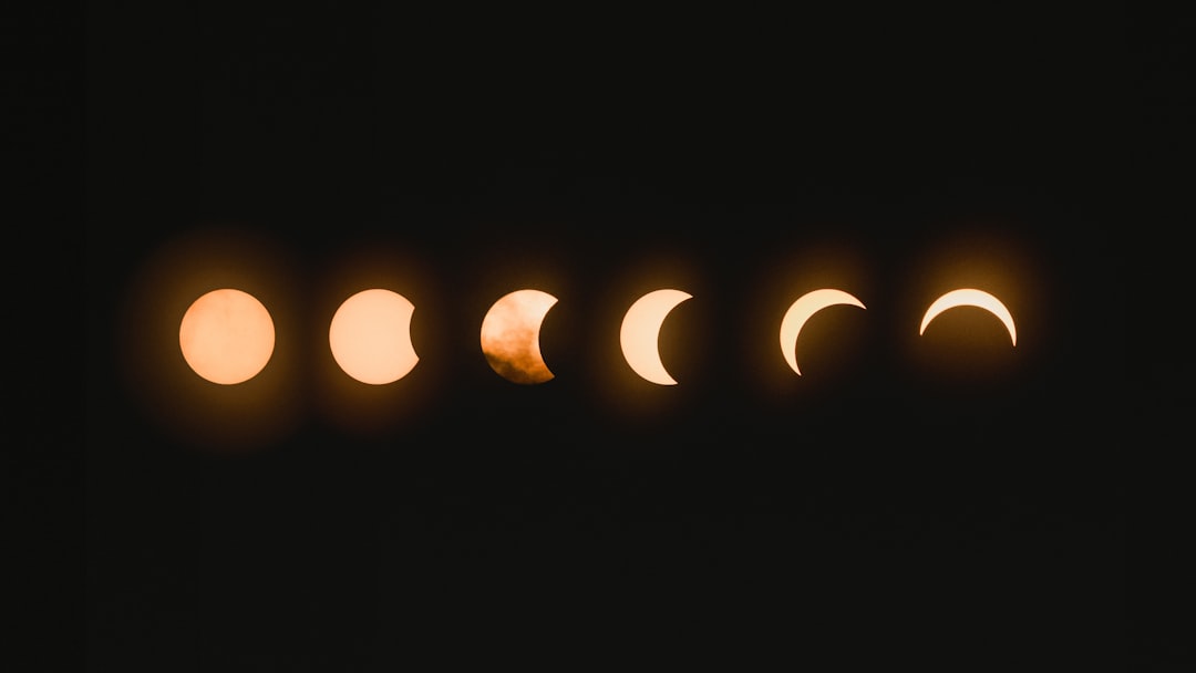 solar-eclipse-phases-in-black-sky-nbgqfuvkfe0